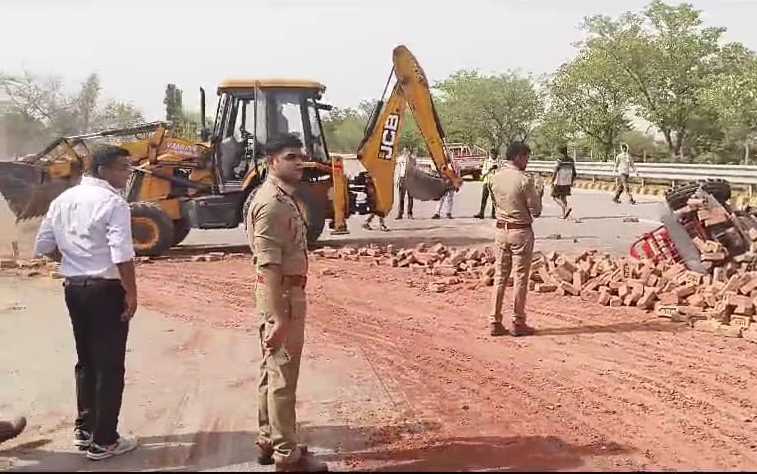यमुना एक्सप्रेसवे पर भीषण हादसा, ट्रैक्टर ट्रॉली को बस ने मारी टक्कर, दोनों ड्राइवर घायल